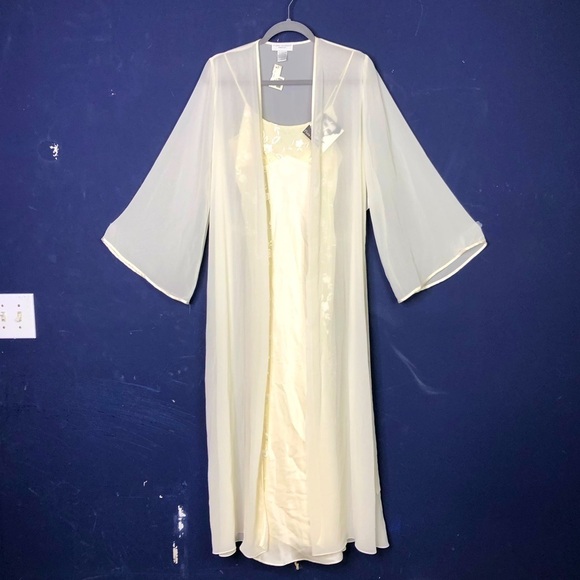 𝅺Flora Nikrooz ivory 2pc Kimono negligee. - Picture 1 of 15